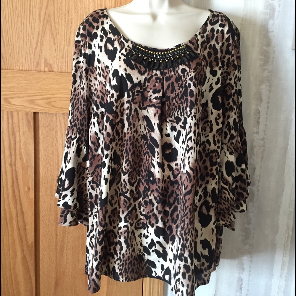 Gorgeous leopard print bell sleeve blouse